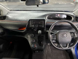 スイッチ類が手元で直感的に操作できる実用的なレイアウト。必要な情報が一目で確認でき、日常の運転を快適にサポートするインパネです。