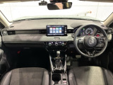 使いやすいレイアウトのダッシュボード周辺です。オートエアコンや小物入れなど嬉しい装備が満載です。