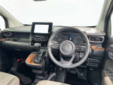 運転席まわりです。 各操作スイッチは使いやすい位置に配置されてます。