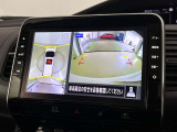アラウンドビューモニターで車を上空から見下ろしているような映像を映し出します。周囲の状況がひと目でわかります!