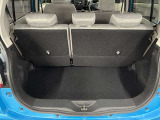 トランク収納スペースをご確認ください。荷物の積み下ろしがしやすい広さを確保しており、日常使いからレジャーまで幅広く活用できます。