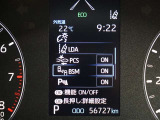 隣車線を走る車両をレーダーで検知し、ドアミラーでは確認しにくい後側方エリアに存在する車両に加え、急接近してくる車両も検知します。車両を検知するとドアミラーに搭載されたLEDインジケーターが点灯します。