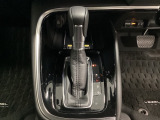 「e:HEV」は、モーター走行を中心にしながら電気エネルギーやエンジン動力を最も効率よく使い分けることができる賢いハイブリッドシステムです。サイドブレーキはスイッチ操作の電子制御パーキングブレーキです