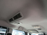 天井中央にはエアコン機能のないファンが付いていますファンを回すことで車内の空気を循環してくれます