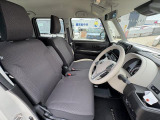 フロントシートはベンチシートです。インパネシフトで足元は広々。運転席と助手席はウォークスルーできます。