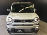 マツダ魂動デザインを採用。フロントフェイス廻りにメッキの「シグネチャーウイング」を備え、躍動感を表現しています。