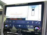 パノラミックビューモニターシステムが付いているので車の上から見た映像が確認できますよ。 一目で車両周辺の情報を確認できますが、直接安全をご確認下さい。