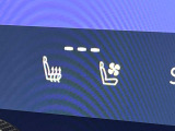 【シートヒーター&ベンチレーション】夏場は涼しい風でお尻や背中の熱やムレを防ぎ、冬はエアコンよりも早く温まってポカポカに!季節を問わず快適に過ごせます。