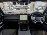 ランドローバー社の伝統の垂直にデザインされた内装は車が悪路で傾いているかぱっと見でも確認できる為の垂直にデザインされた内装になります。イギリス車ならではの落ち着いた雰囲気も好評です。