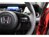 Hondaセンシングの機能のひとつ、アダプティブクルーズコントロール付!アクセルから足を離しても設定したスピードと前車との車間を保ち走行してくれます!車線維持もアシスト☆高速道路で疲労軽減ですね☆