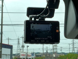 最近では付いてる車も多くなってきました。中古車ではまだまだ付いていればラッキーなドライブレコーダーです♪