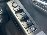 運転席ドアのウインドウ操作スイッチです。すべてのウインドウの開閉操作が可能です。また、ドアミラーはオート開閉なので、ドアロックで自動で閉じ、エンジンスタートで自動で開きます。