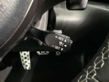 クルーズコントロール機能が付いています。 速度を設定するとアクセルを踏まなくても一定の速度で走ることができます。  高速道路ではとても便利な装置なんです。