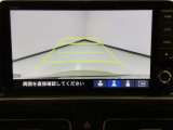 【バックカメラ】運転が苦手な方も車庫入れラクラクです!ギアをリバースに入れれば自動的に切り換わりますので、面倒な操作は不要です♪狭い駐車場もお車を傷つけず安心ですね!