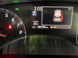 視認性に優れたメーターを採用しており、走行中でも車速や情報が分かりやすく表示されます。運転時の視線移動をむりのない範囲に抑え、快適で安心感のあるドライブをサポートします。