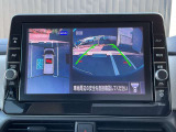 車両を上から見ているようなアラウンドビューモニターの映像をナビゲーション画面に映し出してくれるので、小さなお子様や障害物を確認できます。運転のしやすさはもちろん、事故防止にも役立ちます!