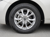 標準装備の純正15インチアルミホイール。タイヤサイズは185/65R15です。