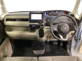 車内は光触媒抗菌消臭施工済です。スタイリッシュなデザインで暖かみのあるインパネ周りを演出します。グローブボックスやカップホルダーのほかにトレーなどたくさんの収納スペースが装備されています。