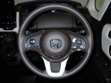 ハンドル左側にはオーディオ操作が出来るオーディオリモートコントロールスイッチ、右側にはHonda SENSINGとオートクルーズコントロールのスイッチを装備!