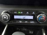 オートエアコンです。車内を設定温度に保ち、快適空間をキープします。