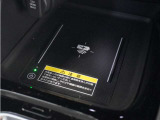 ◆ワイヤレス充電器◆ワイヤレス充電規格Qiに適合した機器を充電エリアに置くことで使用できます。
