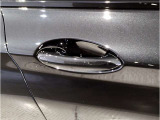 【デザインとの融合】BMWデザイナーが創り出したボディデザインを損なう事のない様に配置とデザインに拘っています。ドアノブについてもBMWの拘りに妥協はありません。