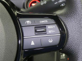 【レーダークルーズコントロール】(全車速追従機能付)付きです。車速に応じて追従支援してくれるので、ロングドライブも快適です。詳細は販売店スタッフまでおたずねください。