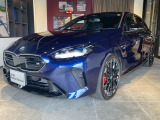 M135タンザナイトブルー弊社デモレンタMブレーキキャリパ 純正19インチアルミ ヘッドアップディスプレイ パドルシフト メモリ機能パワーシート 追従型クルコン ワイヤレス充電 harman/kardonサウンド
