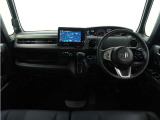 ◆視界広々で非常に運転しやすくロングドライブでも疲れを感じさせないすっきりとまとまったインパネ周りです。