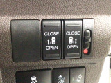 【両側パワースライドドア】両側がパワースライドドアになっており、運転席のスイッチやスマートキーでも開閉が可能です!開口部も広いので乗り降りも楽々♪