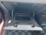 グローブボックスは奥行きがありたっぷり収納。お子様のお出かけグッズなどもストックしておけます。