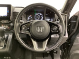 ハンドルにHondaセンシング系のクルーズコントロールやレーンキープアシストなどのスイッチと、オーディオの操作スイッチが装備されています。ハンドルから手を離さず安全に操作できます。
