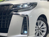 【LEDヘッドライト】悪天候や夜間走行時も良好な視界を確保し安心して運転できる高輝度LEDヘッドライトを装備!点灯速度が早く、消費電力も抑えられています。