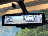 【インテリジェントルームミラー】後席の大きな荷物や同乗者で後方が確認しづらい時でも安心!カメラが撮影した車両後方の映像をルームミラー内に表示。クリアな視界で状況の確認が可能です!