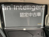 日射しをシャットアウトするロールサンシェードです