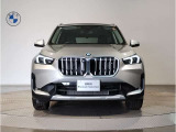 【BMWの伝統-1】BMWの特徴的な&ldquo;キドニーグリル&rdquo;は、80年以上続く伝統の形でございます。変わらないこだわりのデザインが、プレミアムブランド&ldquo;BMW&rdquo;を創り出します。