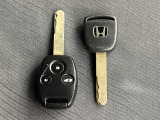 【キーレスエントリー】キーボタンを押すだけで、ドアロックの開閉が可能です。重い手荷物を持っていたり、夜のドアの開閉にとっても便利です。