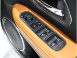 ドア内側、手の届きやすい位置にドアガラスの開閉スイッチ(パワーウインドウ)があります。運転席にはいたずら防止のためのロック付!