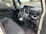 高いホールド性で運転姿勢が安定します。長距離ドライブでも疲れにくいのが魅力です。快適なドライビングライフをお送りください♪