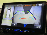 パノラミックビューモニターを装備。駐車場や交差点でクルマを真上から見るように周囲を確認できます。機能の詳細は販売店スタッフまでおたずねください。