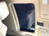 【サンルーフ】開放感たっぷりの希少装備、サンルーフが装着されています!車内に明かりを取り入れたり景色を楽しむ以外にも、車内の空気も簡単に換気できて快適です!
