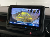 リバースギアに入れるだけで後方の表示へ切り替わります。夜間や雨の日の駐車も楽になりますよ。