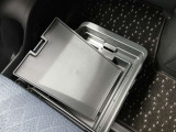 助手席下収納もございます。車検証入れにご利用ください。