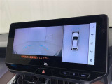 パノラミックビューモニターを装備。駐車場や交差点でクルマを真上から見るように周囲を確認できます。機能の詳細は販売店スタッフまでおたずねください。