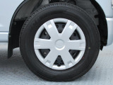 純正12インチスチールホイール。タイヤサイズは145/80R12