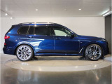【BMWの伝統-3】BMWのお車は、&ldquo;駆け抜ける歓び&rdquo;を体現しております。走行の安定性とコーナリングの良さを追求し、思い通りにハンドルの操作可能です。