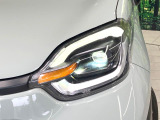 【LEDヘッドライト】悪天候や夜間走行時も良好な視界を確保し安心して運転できる高輝度LEDヘッドライトを装備!点灯速度が早く、消費電力も抑えられています。