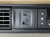 エアコン操作パネルの左側に、スマートフォンなどの充電可能なUSB端子と、音源などの外部入力の可能なUSB端子がついています。移動中に充電もできるので便利です。