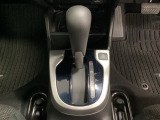 CVT車のセレクトレバーです。低速から高速まで、変速ショックのないスムーズな走りを実現するとともに、エンジン効率のよい領域を維持することで燃費にも貢献します。