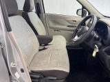 ゆったりと座れる運転席シートですのでストレスなく運転が出来ますよ!